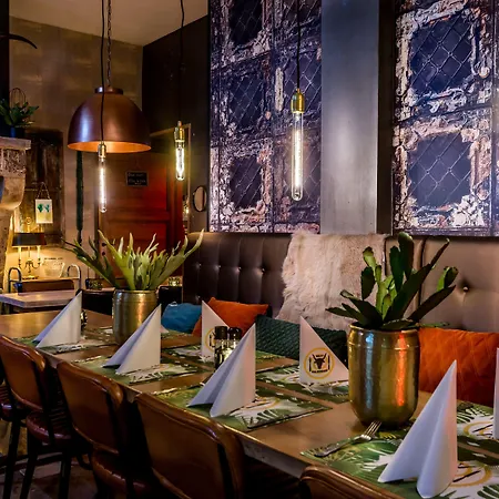 Valkenhof מלון 2*